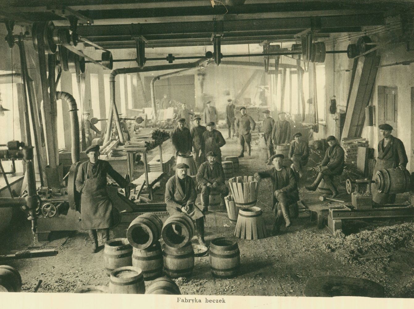 Browar Jana Goetza w Okocimiu – pracownicy w pomieszczeniu fabryki beczek