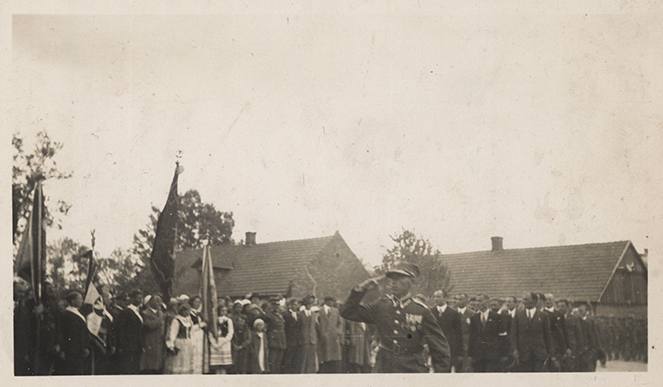 Obchody uroczystości święta 3 Maja 1937 r. przy pomniku w Bieżanowie Ze zbiorów prywatnych Ryszarda Jaglarza - 1
