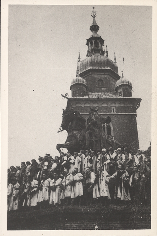 Mieszkańcy Bieżanowa pod pomnikiem Tadeusza Kościuszki na Wawelu w dniu 18 maja 1935 r. w związku z uroczystościami pogrzebowymi Józefa Piłsudskiego Archiwum Parafii Narodzenia NMP w Krakowie-Bieżanowie