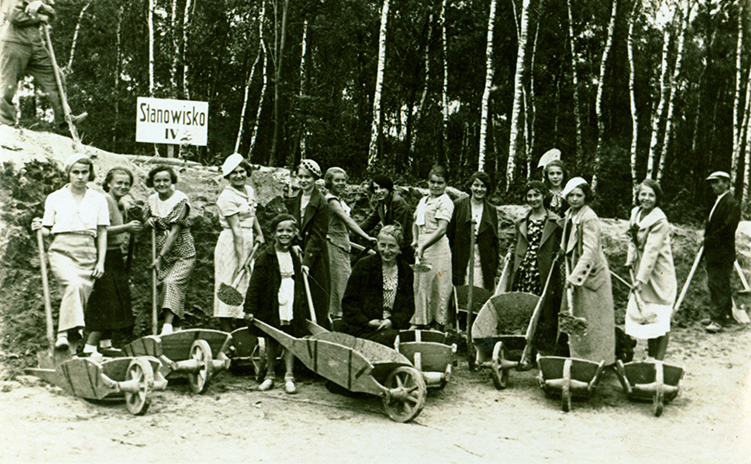 Grupa osób, w tym Helena Ślusarek z Bieżanowa, podczas wycieczki na Sowiniec 28 lipca 1935 r. Ze zbiorów prywatnych Marty Palmowskiej