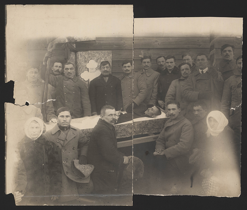 Fotografia pośmiertna i kartka z adnotacją o śmierci Jana Włodarczyka w dniu 14 stycznia 1918 r. Informację o jego śmierci przywiózł do Bieżanowa rodak Alojzy Śliwa, który wracając z niewoli rosyjskiej w 1918 r. spotkał w obozie dla jeńców nieznanego mu mężczyznę, także powracającego z niewoli. Ów człowiek, dowiedziawszy się, że Alojzy Śliwa jest z Bieżanowa, pokazał mu, a następnie podarował fotografię przedstawiającą zmarłego Jana Włodarczyka, z którym pracował w fabryce. W ten sposób ta smutna informacja trafiła do rodziny. Archiwum Narodowe w Krakowie, Sąd Okręgowy w Krakowie, sygn. 29/442/6589