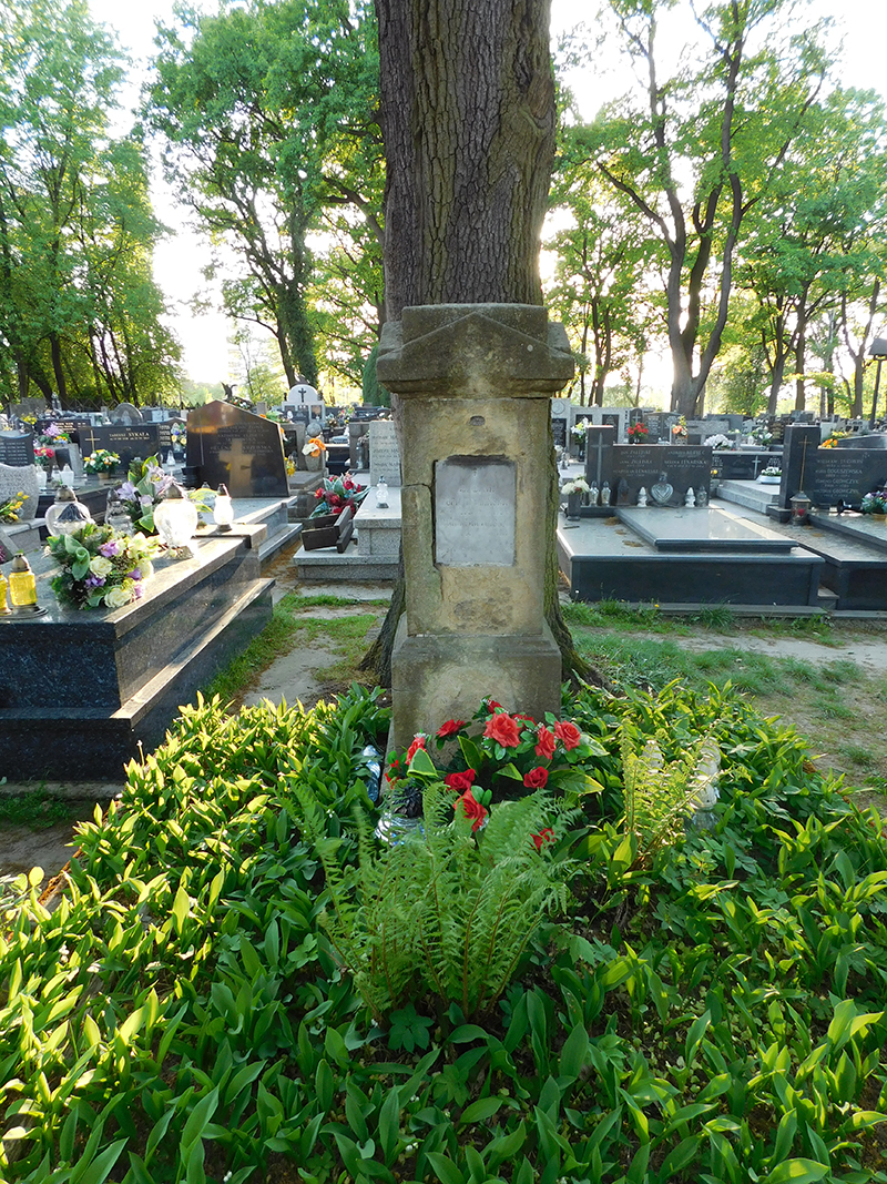 Grób na cmentarzu parafialnym w Bieżanowie, gdzie jest pochowany Jan Trawiński, powstaniec styczniowy i prawdopodobnie jego syn Jan Trawiński, komendant placówki POW w Bieżanowie - 1