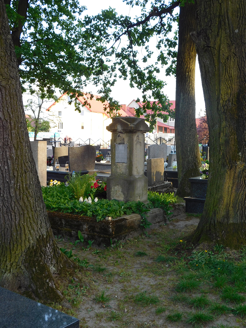 Grób na cmentarzu parafialnym w Bieżanowie, gdzie jest pochowany Jan Trawiński, powstaniec styczniowy i prawdopodobnie jego syn Jan Trawiński, komendant placówki POW w Bieżanowie - 2