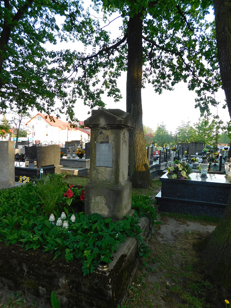 Grób na cmentarzu parafialnym w Bieżanowie, gdzie jest pochowany Jan Trawiński, powstaniec styczniowy i prawdopodobnie jego syn Jan Trawiński, komendant placówki POW w Bieżanowie - 3