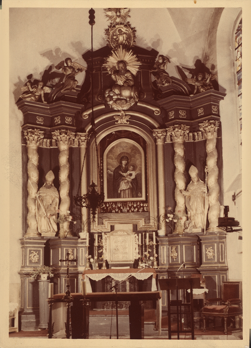 Ołtarz w kościele parafialnym w Bieżanowie, w którym znajduje się obraz Matki Bożej Bieżanowskiej, przed którym modliła się miejscowa ludność w czasach niewoli Archiwum Parafii Narodzenia NMP w Krakowie-Bieżanowie