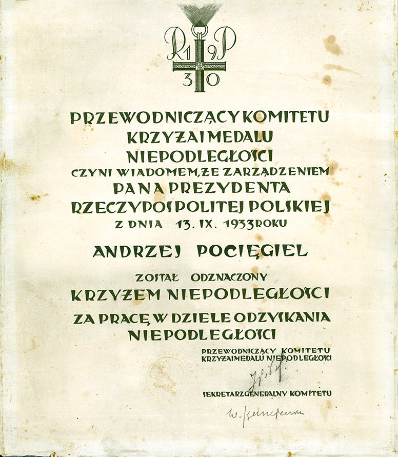 Dyplom nadania Krzyża Niepodległości zarządzeniem Prezydenta Rzeczpospolitej z dnia 13 września 1933 r. za pracę w dziele odzyskania niepodległości dla Andrzeja Pocięgla, byłego żołnierza Legionów Polskich. Ze zbiorów prywatnych Eugenii Pocięgiel
