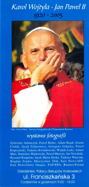 Ulotka promująca wystawę fotografii Karol –Wojtyła – Jan Paweł II 1920-2005 prezentowanej na dziedzińcu Pałacu Biskupiego w  Krakowie przy ul. Franciszkańskiej 3.