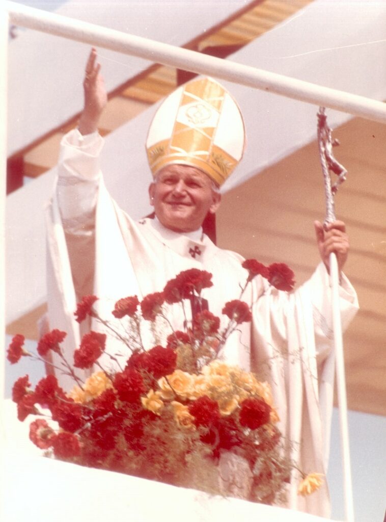 I pielgrzymka Ojca Świętego Jana Pawła II. Papież błogosławi pielgrzymów przybyłych na Krakowskie Błonia.
