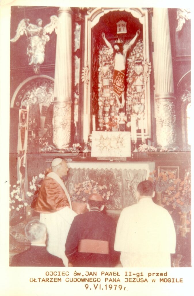 Pamiątkowa fotografia z pobytu Ojca Świętego Jana Pawła II w Mogile 9 czerwca 1979 r.