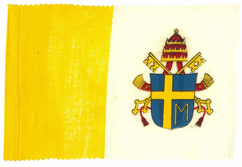 Chorągiewka (materiał) w barwach papieskich i z herbem Jana Pawła II.