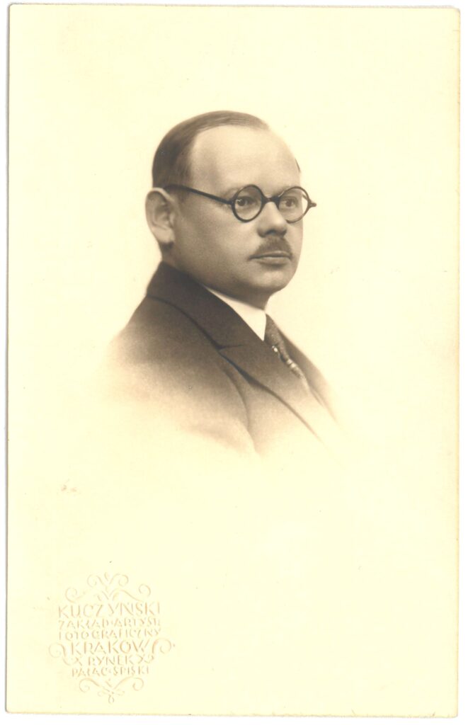 Fotografia czarno-biała, portret atelierowy przedstawiający mężczyznę w okularach