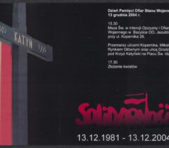 Plakat wydany z okazji obchodów Dnia Pamięci Ofiar Stanu Wojennego.  Na czarnym tle katyński krzyż, widoczna pionowa białoczerwona szarfa. Na ramieniu krzyża napis 