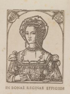 Wizerunek królowej Bony wg&nbsp;drzeworytu z&nbsp;dzieła Josta Ludwika Decjusza De vetustati-bus Polonorum z&nbsp;1521 r. Ujęcie w&nbsp;półpostaci, na&nbsp;tle arkady z&nbsp;herbami Sforzów i&nbsp;Aragonów. Zamieszczony w&nbsp;dziele De Sigismundi regis temporibus liber III wydanym przez&nbsp;H. Wietora Kracoviae 1521, s. 51. Rycina odbita była z&nbsp;klocka przywiezionego przez&nbsp;Bonę z&nbsp;Włoch lub wykonana w&nbsp;Krakowie przez&nbsp;zatrudnionego na&nbsp;dworze królewskim artystę. Fotografia portretu, ANK, Zbiór fotograficzny, sygn. 29/670/2642 